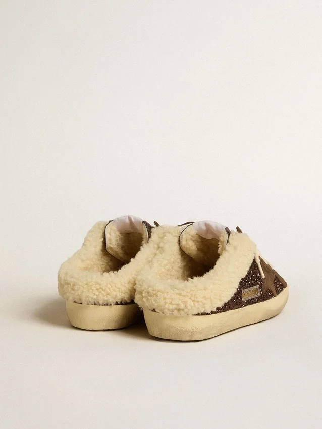 Zapatos tipo Super-Star Sabot con purpurina, estrella marrón y forro de piel de oveja