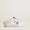Zapatos tipo Super-Star Sabot en cuero blanco con forro de piel de oveja y estrella plateada