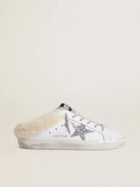 Zapatos tipo Super-Star Sabot en cuero blanco con forro de piel de oveja y estrella plateada