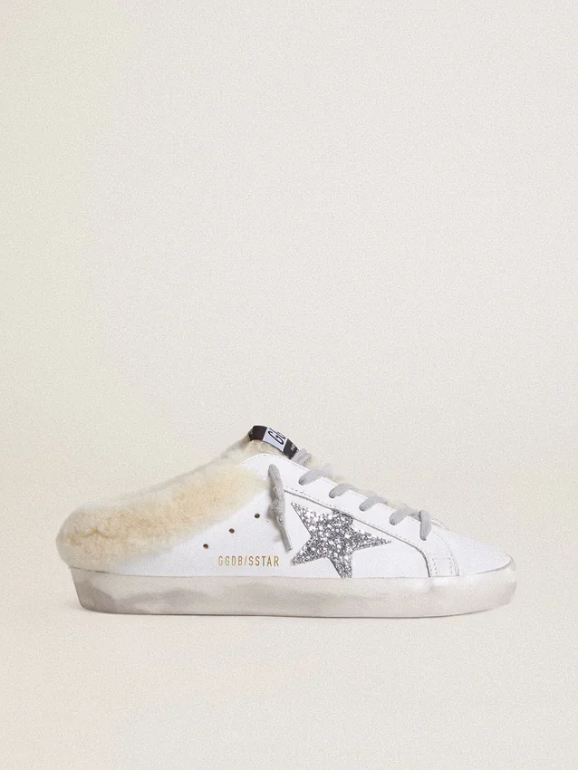 Zapatos tipo Super-Star Sabot en cuero blanco con forro de piel de oveja y estrella plateada