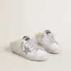Zapatos tipo Super-Star Sabot en cuero blanco con forro de piel de oveja y estrella plateada