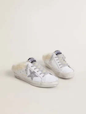 Zapatos tipo Super-Star Sabot en cuero blanco con forro de piel de oveja y estrella plateada