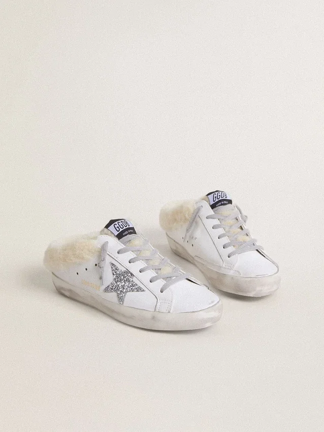 Zapatos tipo Super-Star Sabot en cuero blanco con forro de piel de oveja y estrella plateada