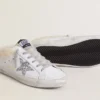 Zapatos tipo Super-Star Sabot en cuero blanco con forro de piel de oveja y estrella plateada