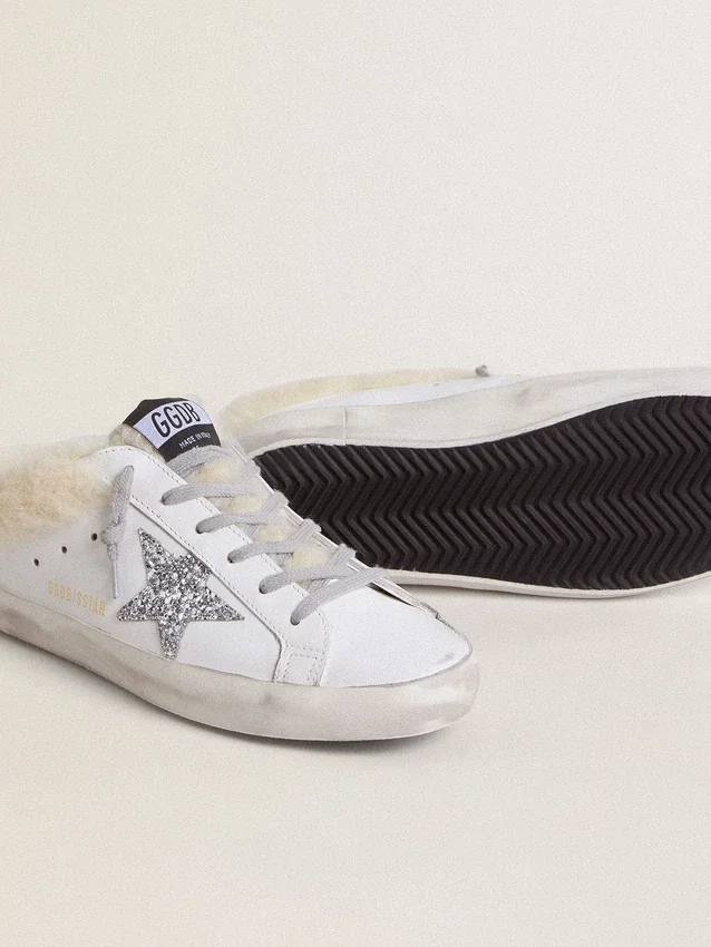 Zapatos tipo Super-Star Sabot en cuero blanco con forro de piel de oveja y estrella plateada