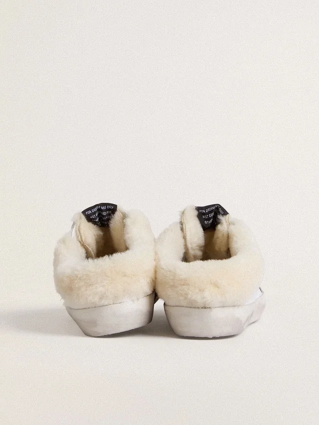 Zapatos tipo Super-Star Sabot en cuero blanco con forro de piel de oveja y estrella plateada