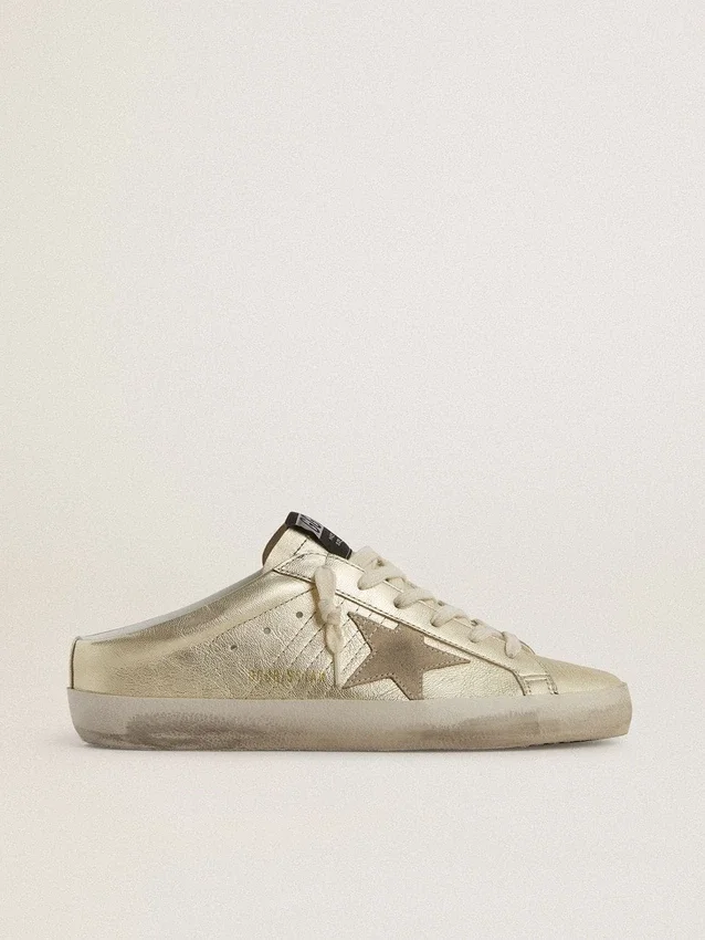 Zapatos tipo Super-Star Sabot en cuero con lámina de platino y estrella de gamuza beige