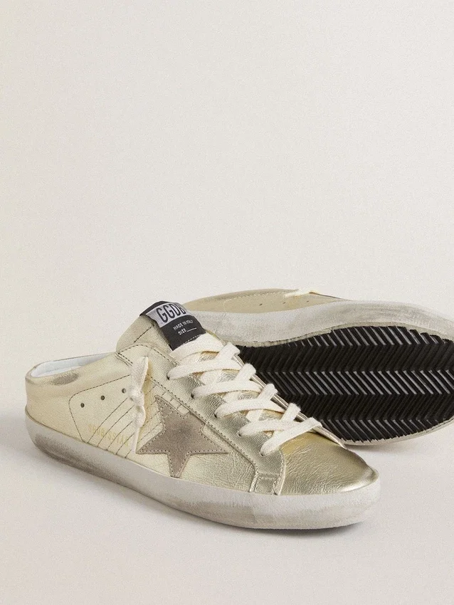 Zapatos tipo Super-Star Sabot en cuero con lámina de platino y estrella de gamuza beige
