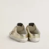 Zapatos tipo Super-Star Sabot en cuero con lámina de platino y estrella de gamuza beige