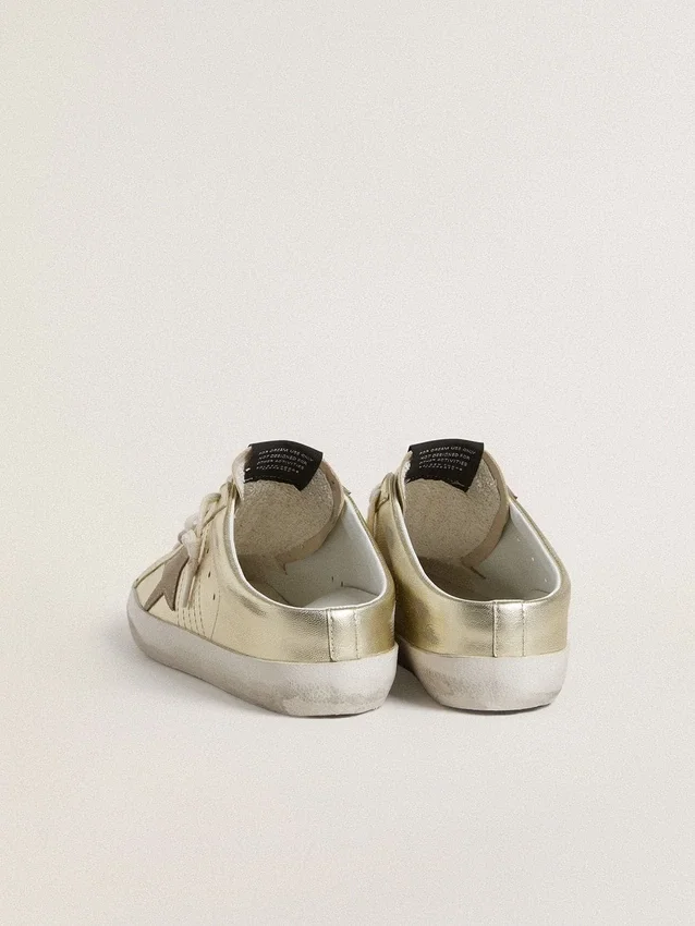 Zapatos tipo Super-Star Sabot en cuero con lámina de platino y estrella de gamuza beige