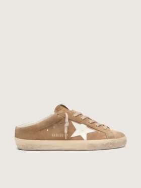 Zapatos tipo Super-Star Sabot para mujer en gamuza color tabaco con estrella de cuero blanco