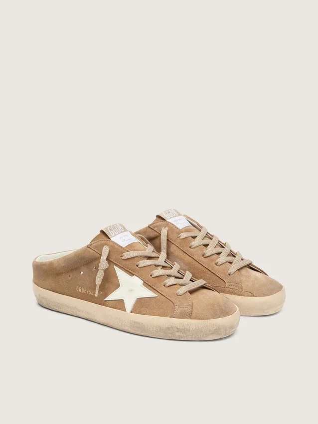 Zapatos tipo Super-Star Sabot para mujer en gamuza color tabaco con estrella de cuero blanco