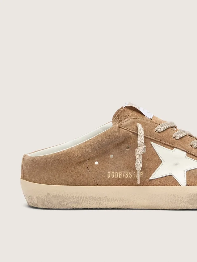 Zapatos tipo Super-Star Sabot para mujer en gamuza color tabaco con estrella de cuero blanco