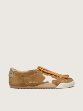 Zapatos True-Star para mujer en gamuza color tabaco con estrella blanca y lengüeta del talón en platino