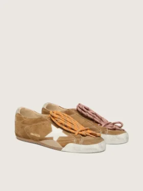 Zapatos True-Star para mujer en gamuza color tabaco con estrella blanca y lengüeta del talón en platino